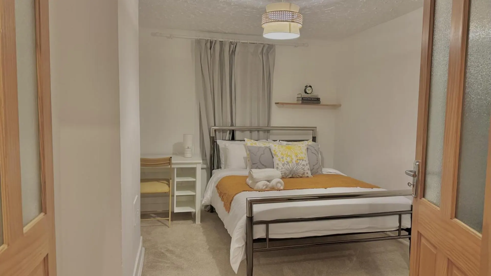 Spacious 3 Bedroom House Near Central London, O2, Excel, Stratford, Tube Station & Parking Available Holiday home