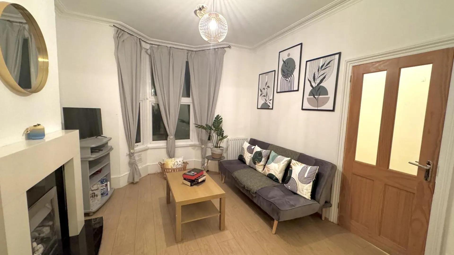 Spacious 3 Bedroom House Near Central London, O2, Excel, Stratford, Tube Station & Parking Available 0*, London United Kingdom