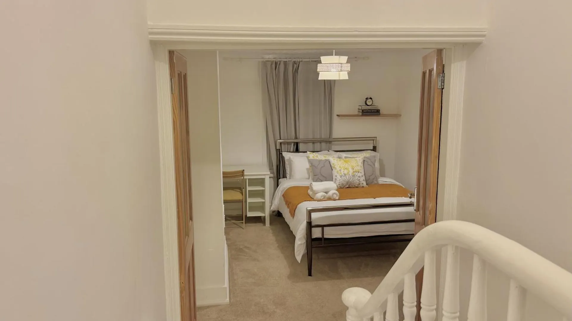 Spacious 3 Bedroom House Near Central London, O2, Excel, Stratford, Tube Station & Parking Available Holiday home London