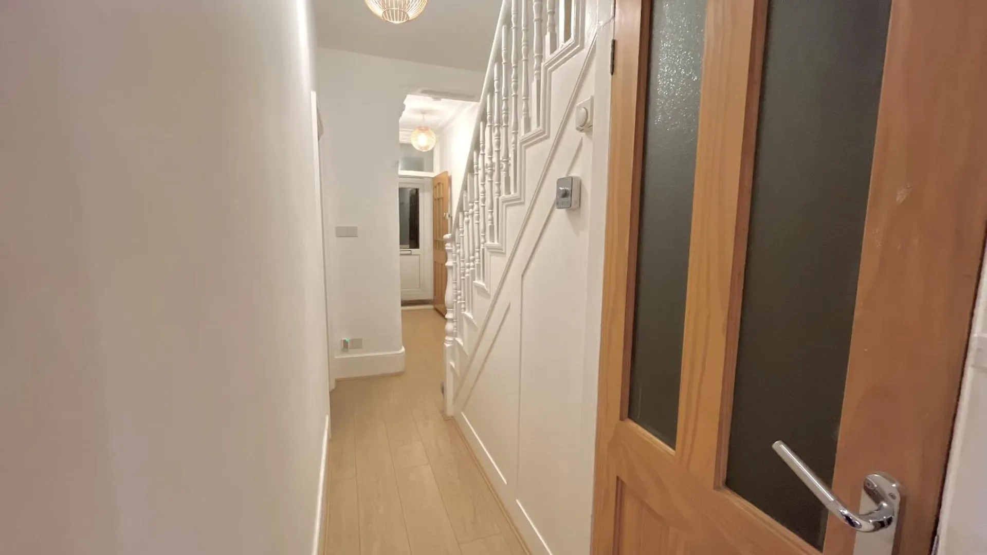 Spacious 3 Bedroom House Near Central London, O2, Excel, Stratford, Tube Station & Parking Available Holiday home London