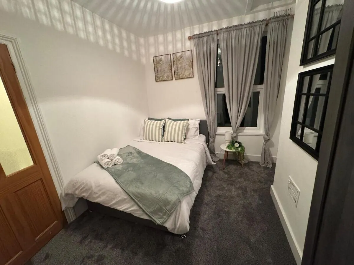 Spacious 3 Bedroom House Near Central London, O2, Excel, Stratford, Tube Station & Parking Available London