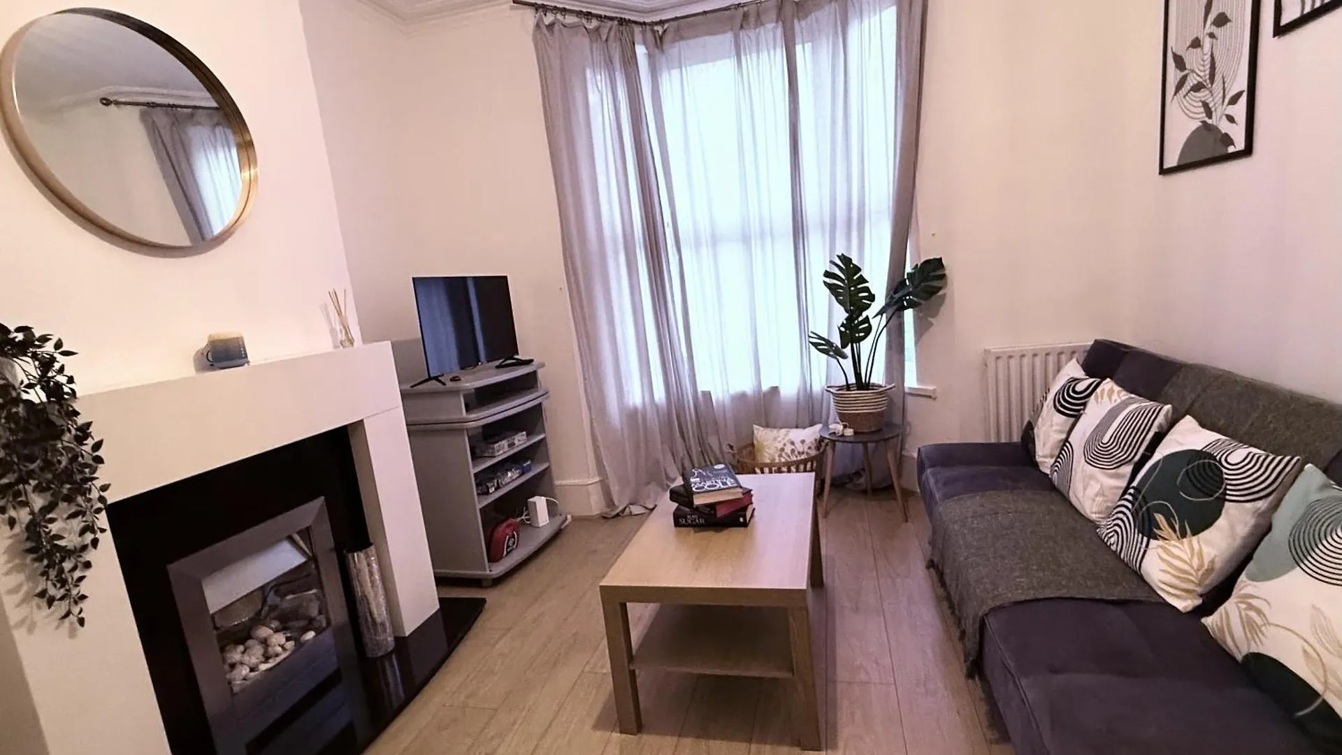 Spacious 3 Bedroom House Near Central London, O2, Excel, Stratford, Tube Station & Parking Available 0*, London